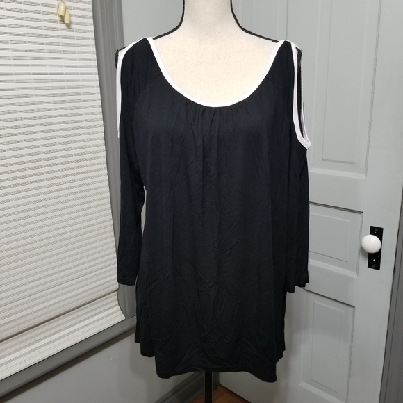 ✨ Cable & Gauge Cold Shoulder Super Soft Swing Tee - Picture 6 of 8